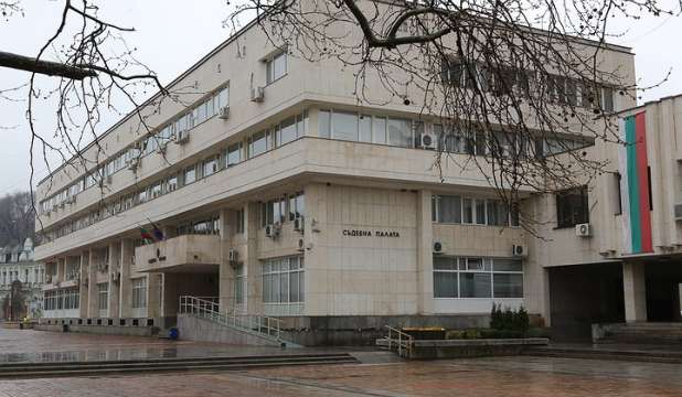 Окръжният съд в Ловеч съди на три години условно директора