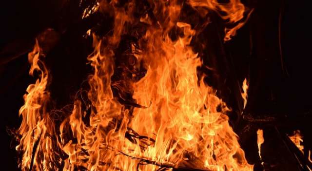 Пожар гори в центъра на град Казанлък Огънят е в