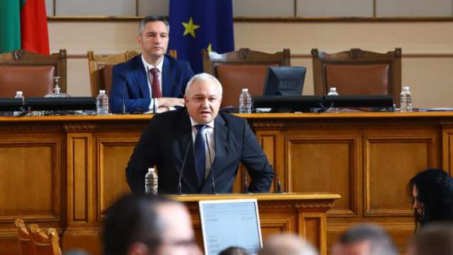 Министърът на вътрешните работи се разплака в Народното събрание по