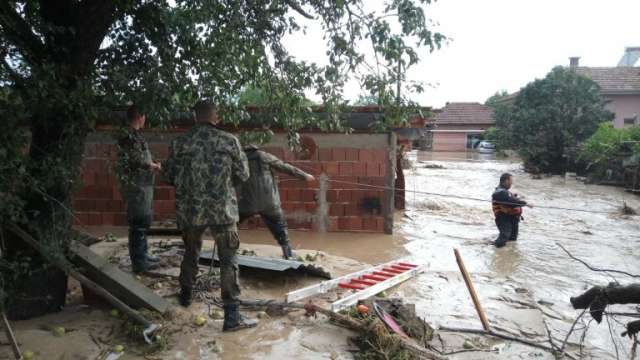 Средствата от дарителския фонд са разпределени между пострадалите от наводнението