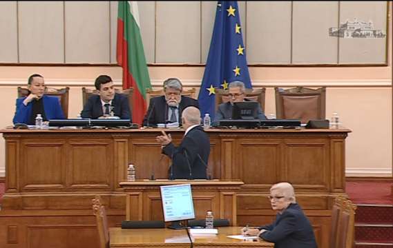 Новата пленарна седмица в парламента започна бурно В началото за заседанието
