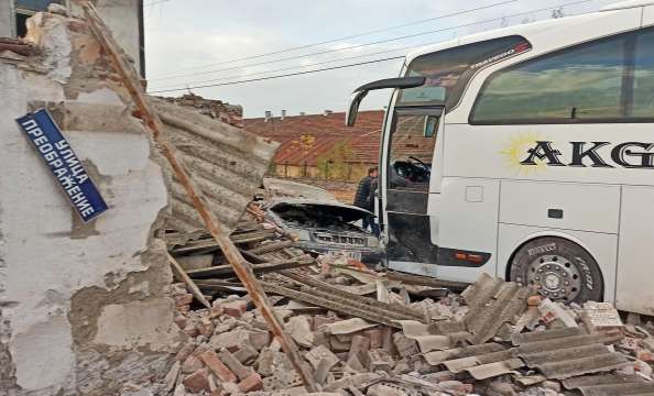 Турски автобус се вряза в къща след сблъсък с кола