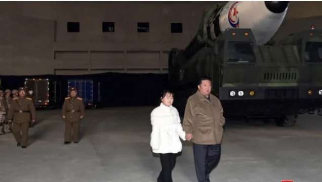 Севернокорейският лидер Ким Чен Ун показа дъщеря си за първи