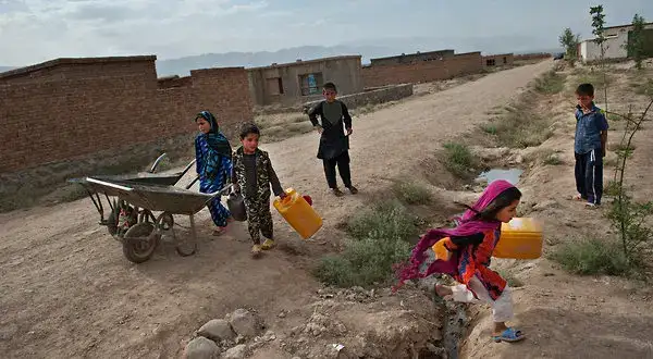 Афганистанците дават на гладните си деца лекарства за да ги
