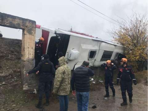 СНИМКА: Анадолска агенция33-ма души бяха ранени днес при катастрофа на