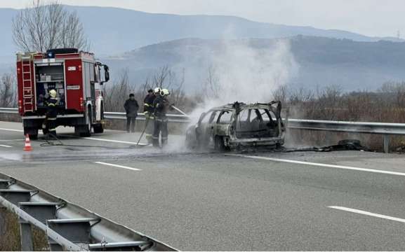 СНИМКА БНТАвтомобил се запали на 67 ия километър на АМ Струма