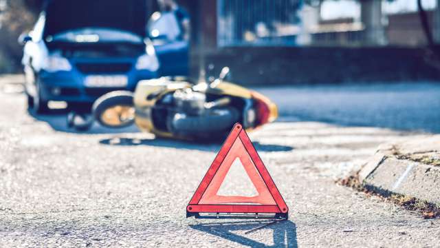 Шофьор блъснал мотоциклетист и напуснал произшествието се издирва съобщиха от