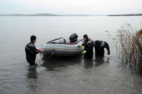 Откриха лодката на изчезналите в бургаското езеро Мандра рибари Тя