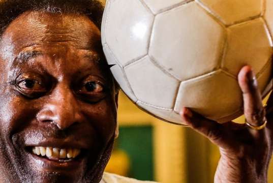 Трикратният носител на Световната купа 82 годишен Пеле беше отведен в