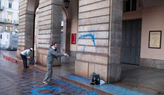 СНИМКА Reuters Климатични активисти заляха с боя входа на оперния театър