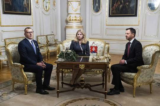 Коалиционното правителство на Словакия падна в четвъртък след като загуби