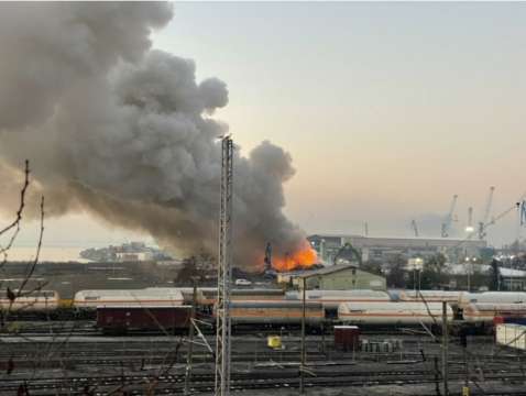 Голям пожар на пристанище Бургас запад По информация на полицията горят складирани