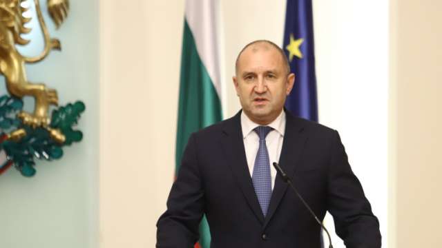Президентът Румен Радев обяви пред медиите че ще връчи втория