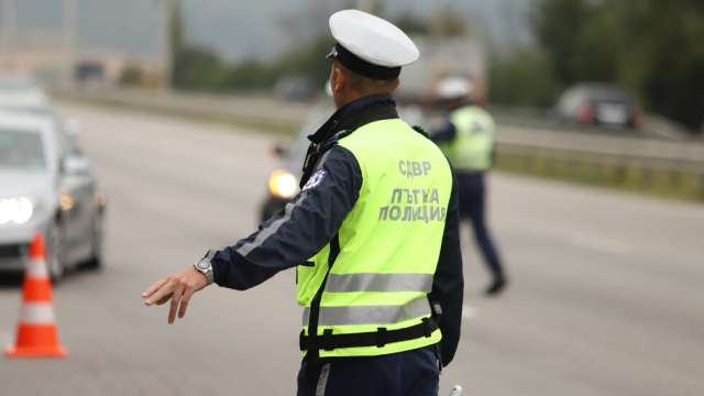 Остават в сила засилените полицейски проверки в страната Пътните полицаи следят