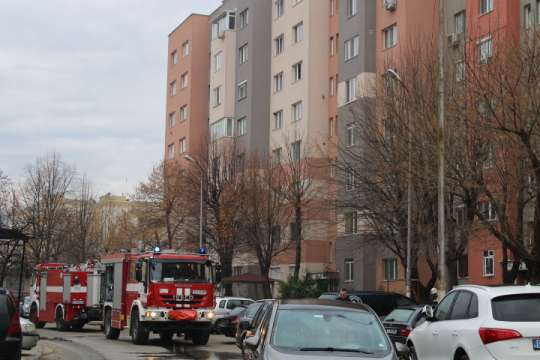 Комин се самозапалил в жилищен блок в Благоевград Няма пострадали Два екипа