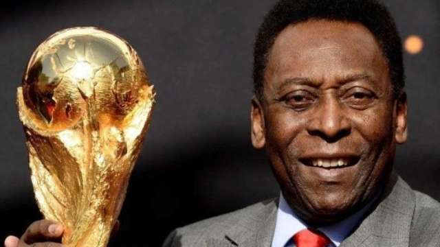 Целият свят отдава почит към великият бразилски футболист Пеле който почина
