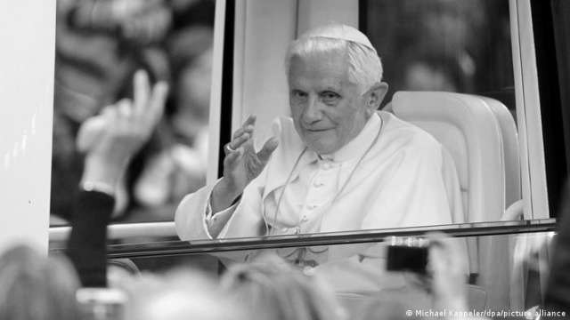 Световни лидери изразиха почитта си към починалия днес почетен папа