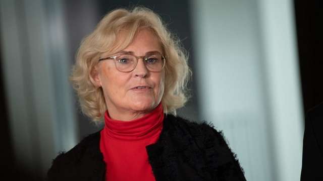 Германската министърка на отбраната Кристина Ламбрехт бе критикувана остро заради