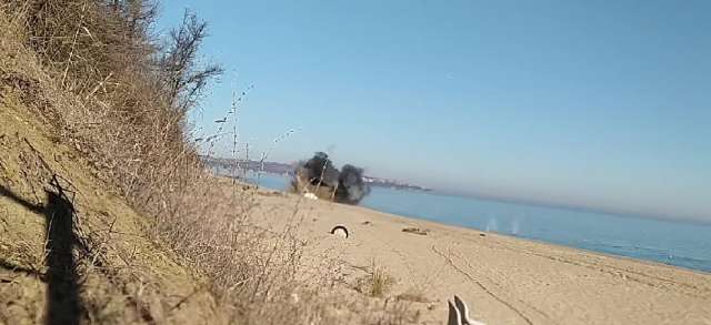 Екип на Военноморските сили унищожи мина открита на плажа в