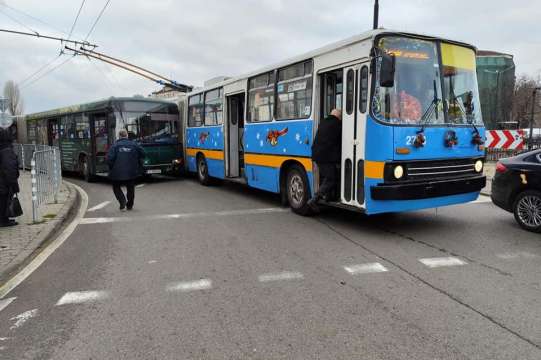 Тролей и автобус №213 са катастрофирали на кръговото кръстовище при