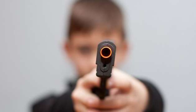 Сложиха пистолет в ръцете на 2 годишно дете в Пловдив което