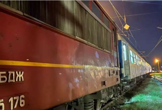 СНИМКА БГНЕС Дефектирали силови кабели са причинили пожара във влака Варна София