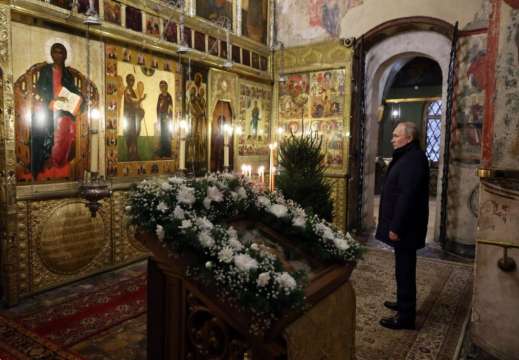 СНИМКА БГНЕС Руският президент Владимир Путин присъства сам на празнична служба