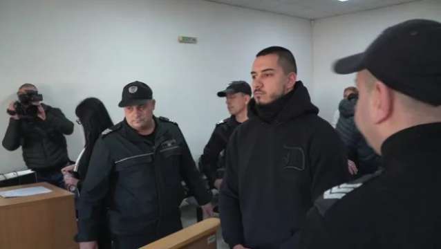 СНИМКА bTVПолицаят Денислав Борисов остава в ареста реши районният съд в
