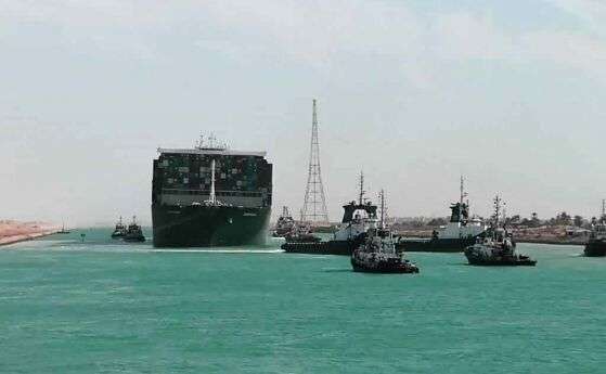Товарен кораб заседна в Суецкия канал За това информира компанията за