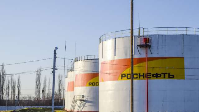 Приходите на Русия от износ на изкопаеми горива се сринаха