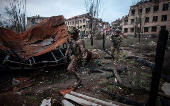 Боевете в Донбас продължават и украинските сили удържат Донецка област