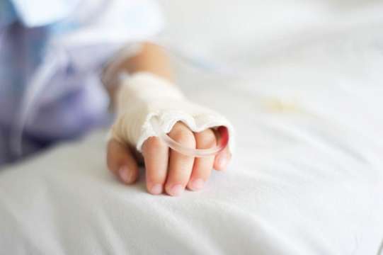 Двегодишно момченце е занесено без жизнени функции на ръце от