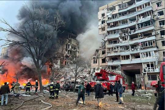 Спасителната операция в срутения жилищен блок в украинския град Днипро