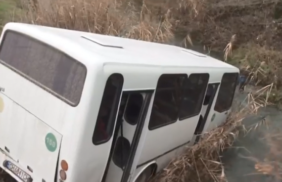Пътнически автобус падна в река край Ямбол Според първоначалната информация