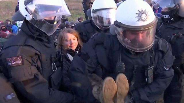Грета Тунберг беше задържана от полицията по време на демонстрация