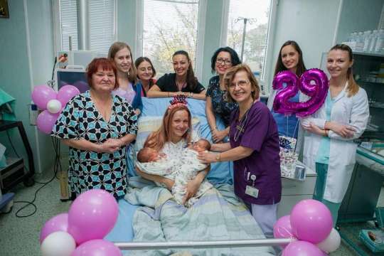 Спасена от смърт родилка прегърна за първи път близнаците си
