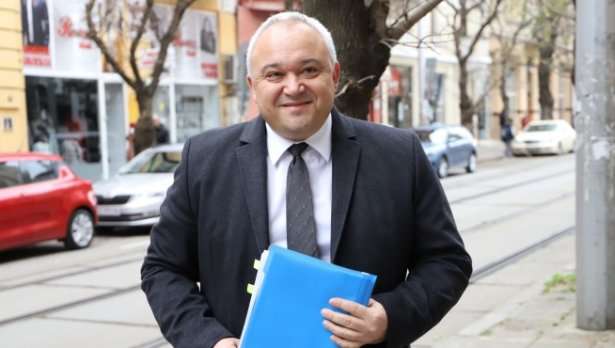 Министърът на вътрешните работи Иван Демерджиев награждава полицаи отказали подкуп съобщиха от