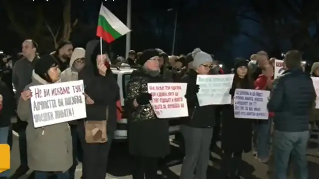 Протест в село до Павел баня Пред дървопреработвателна фабрика представители
