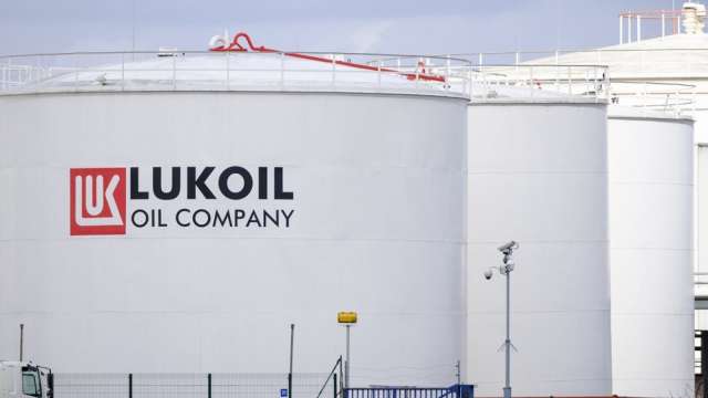 Лукойл отрече твърденията за доставки на горива за Украйна от