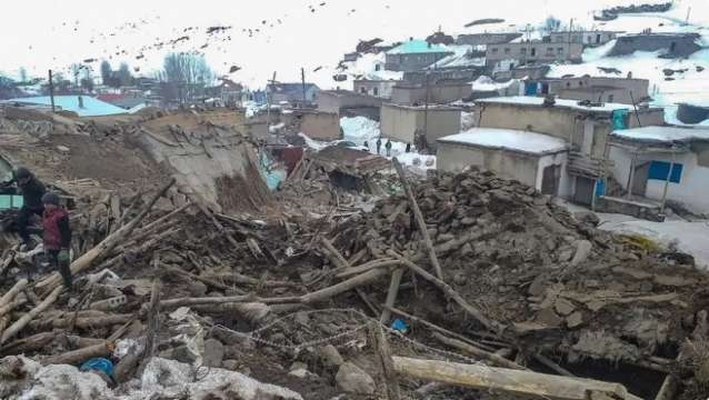 Най малко трима души са загинали а стотици са ранени при земетресението