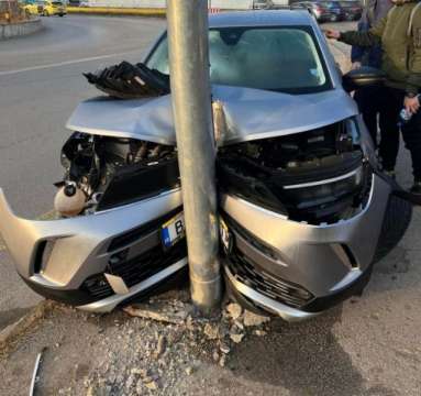 Шофьор загина на място след удар в стълб в Лом съобщиха от МВР На