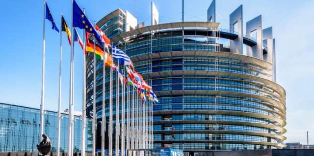 Европейският парламент реши днес да свали имунитетите на евродепутатите Андреа Коцолино и