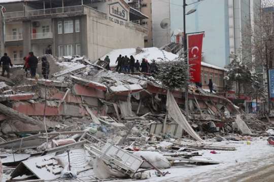 Броят на жертвите след силното земетресение в Турция достигна 2900