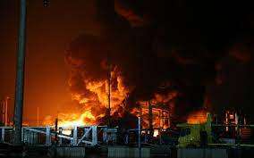 Огромният пожар, избухнал след земетресението, се разпространява в пристанището Искендерун в Югоизточна Турция,