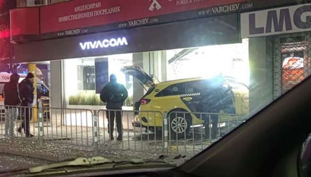 Автомобил се вряза в магазин на мобилен оператор в центъра на София Тежкият инцидент е станал на Петте кьошета