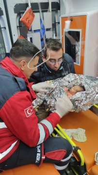 Новородено бебе и майка му бяха спасени от развалините в