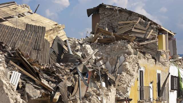 Операциите по издирване на оцелели след опустошителното земетресение в Турция