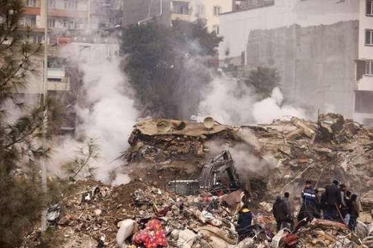 Турци и сирийци от засегнатите от земетресението райони могат да