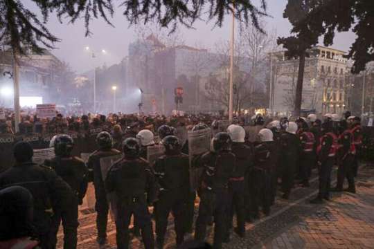 До напрежение се стигна в албанската столица Тирана Протестиращи се опитаха