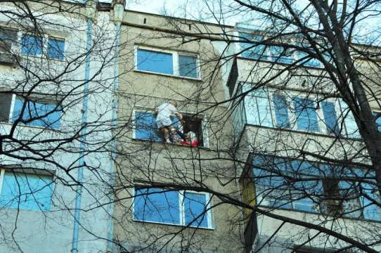 Мъж заплашва да скочи от 7 етаж в София обвинява